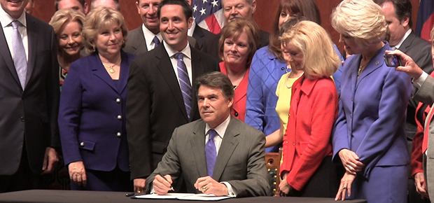 Gov. Perry Signs HB 2 (620-290)