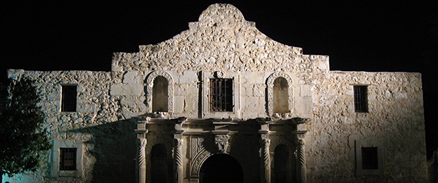 San_Antonio_Alamo at night (620w)